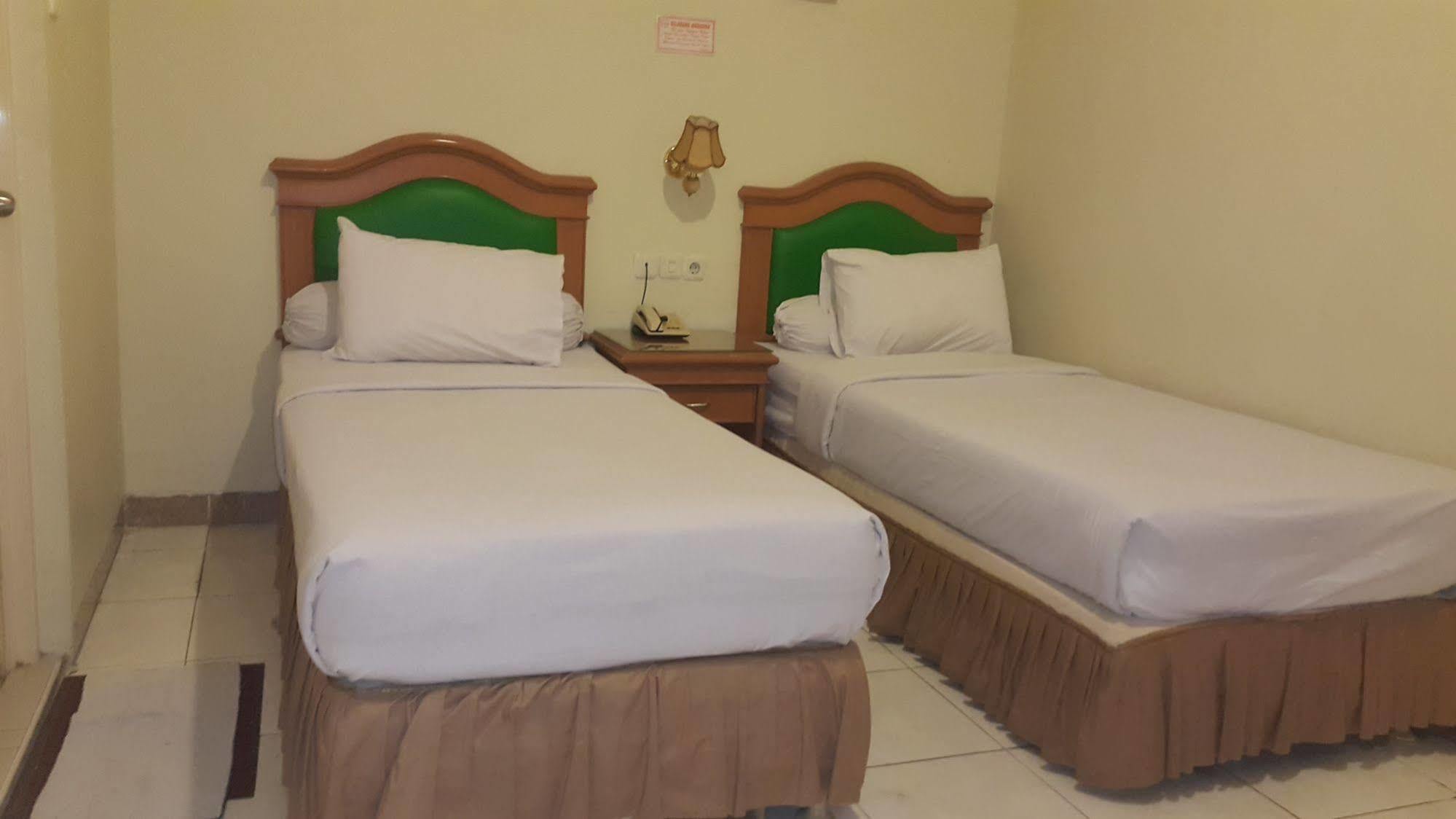 Hotel Maricaya Makassar Bagian luar foto