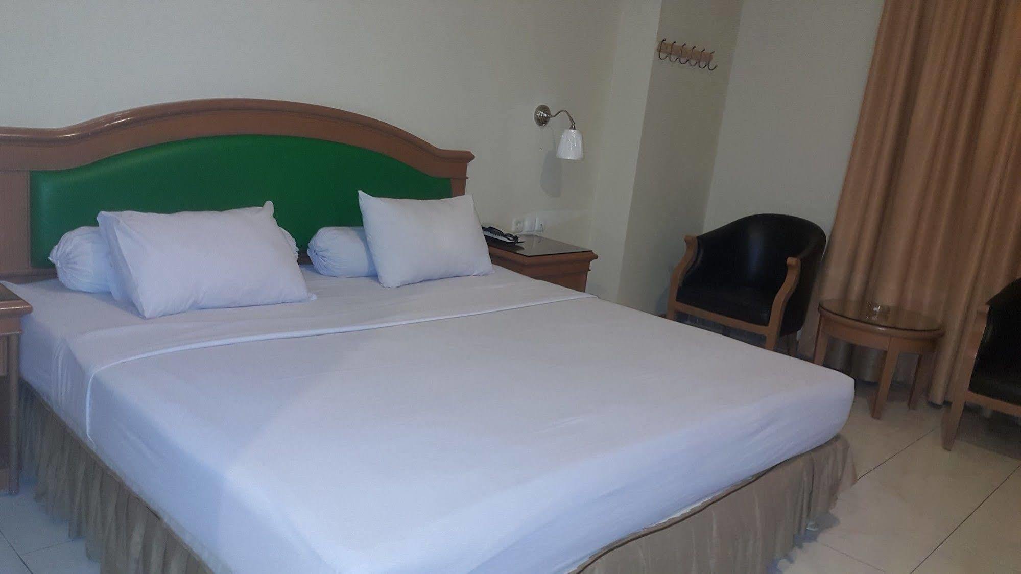 Hotel Maricaya Makassar Bagian luar foto