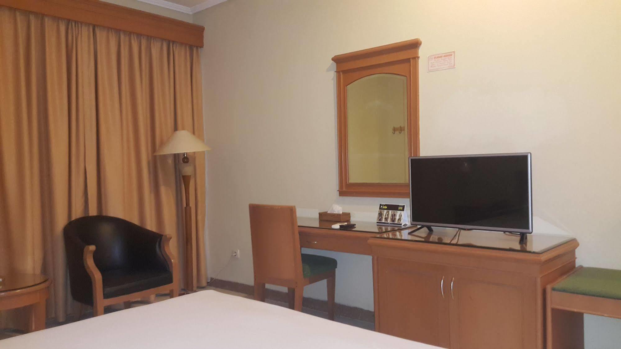 Hotel Maricaya Makassar Bagian luar foto
