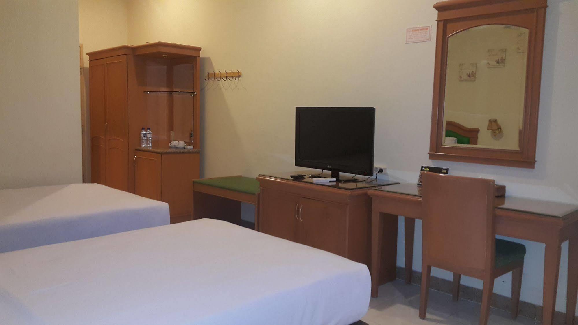 Hotel Maricaya Makassar Bagian luar foto