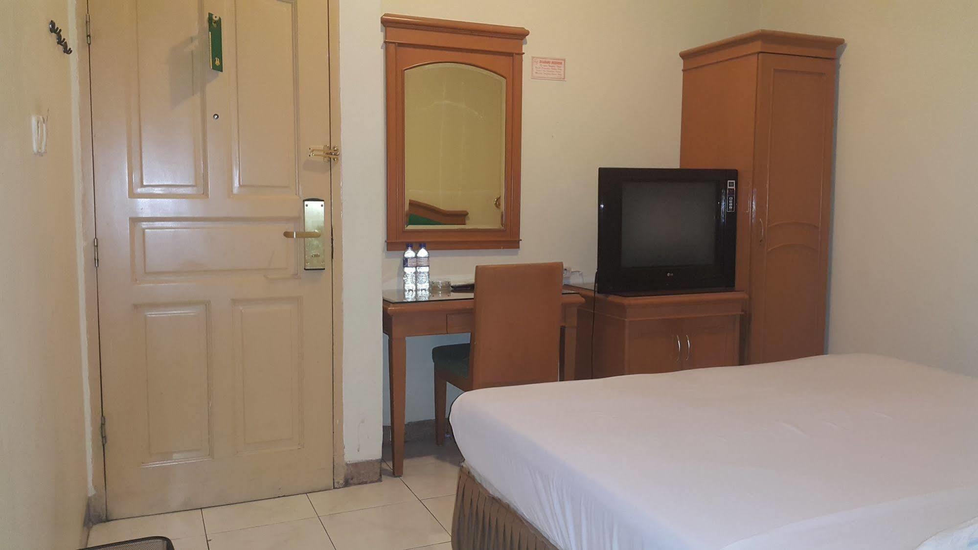 Hotel Maricaya Makassar Bagian luar foto